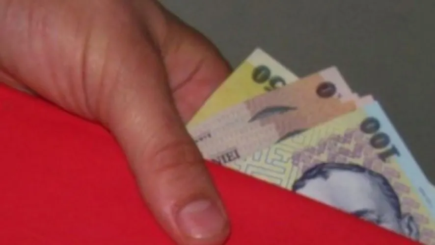 Angajată a Finanțelor Publice, prinsă când lua mită