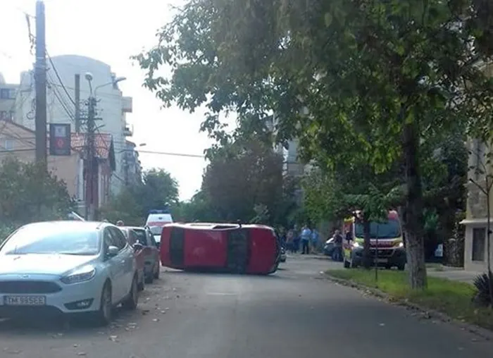 Masina rasturnata dupa un accident la Timisoara. Surpriza pentru politistii ajunsi la fata locului