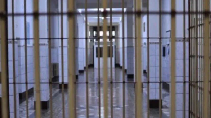 Condamnați la închisoare, prinși de polițiști