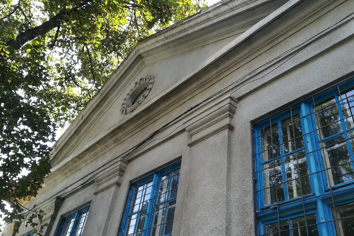 Școala cu porțile închise, pe cale de a fi transformată în complex multifuncțional