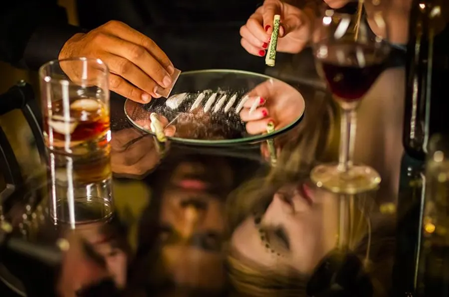 Petrecere cu droguri și alcool încheiată teribil la Timișoara. Tânără rănită grav după ce a căzut de la etaj