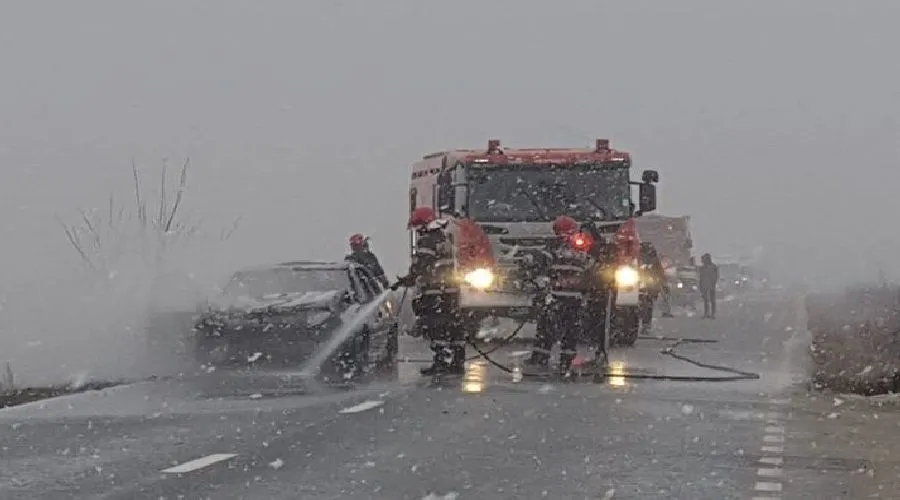 Accident violent pe o șosea din Timiș. O mașină a luat foc