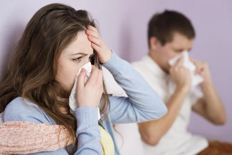 Diferența dintre gripă și răceală. Simptomele care te trimit de urgență la medic!