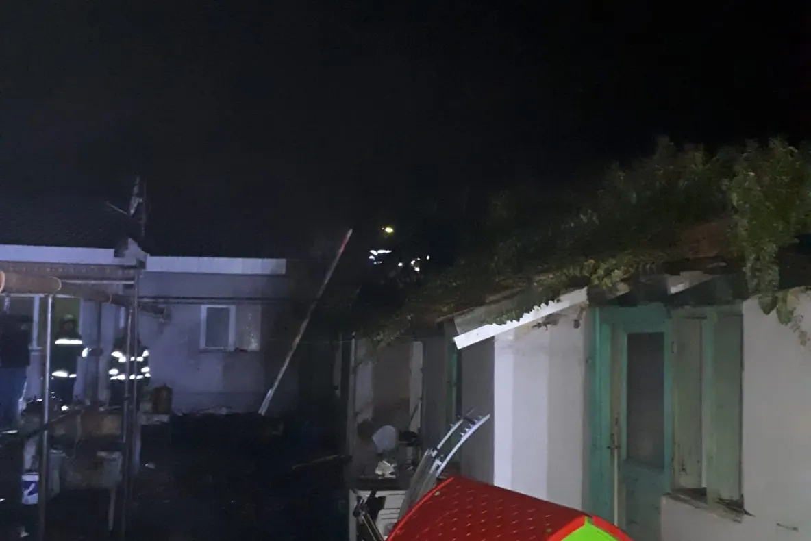 Incendiu la o casă din Timișoara. Pompierii au luptat din greu să-l stingă