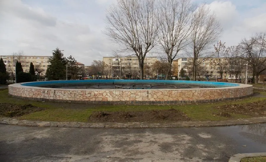 Fântână arteziană cu jocuri de lumini și apă într-un cartier din Timișoara