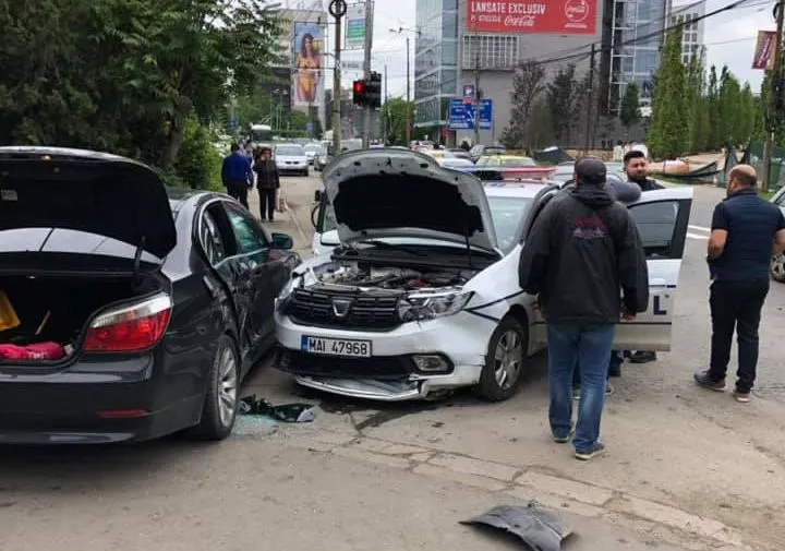Accident în zona centrală din Timișoara. Un BMW și o mașină de poliție s-au izbit într-o intersecție