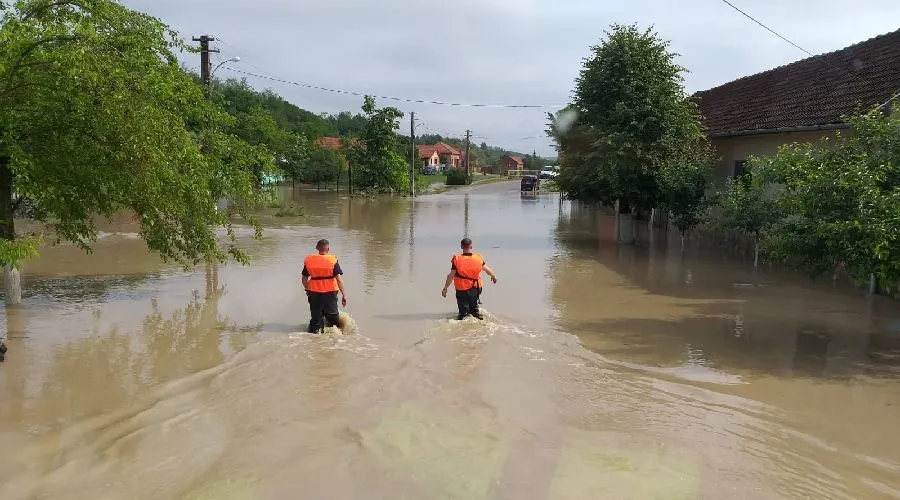 Dezastru în Timiș. Zeci de case inundate și drumuri acoperite de apă. S-a emis cod roșu. Foto