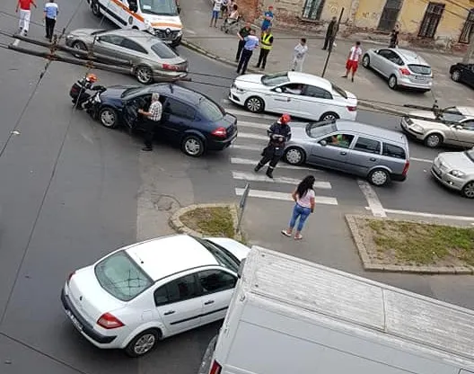 Accident într-o intersecție din Timișoara soldat cu doi răniți