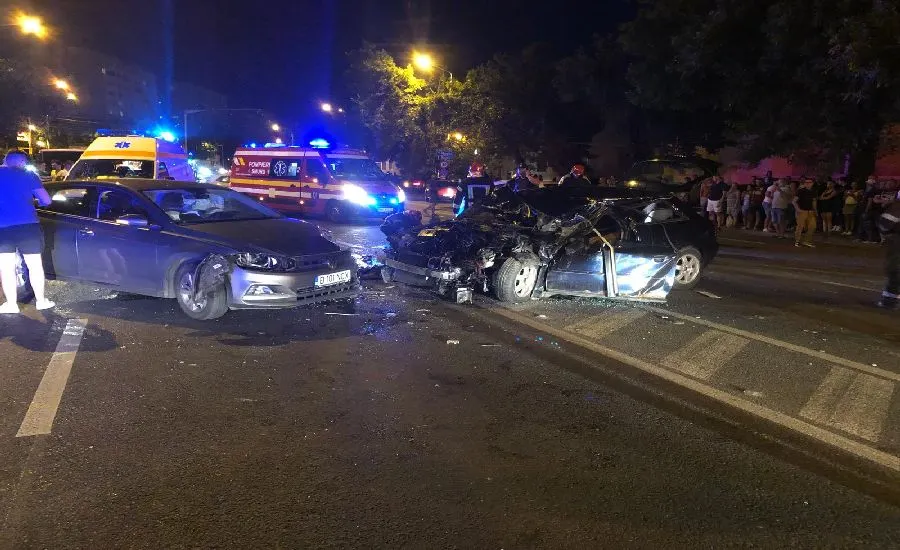 Accident violent pe un bulevard din Timișoara. Mașini făcute praf și oameni răniți