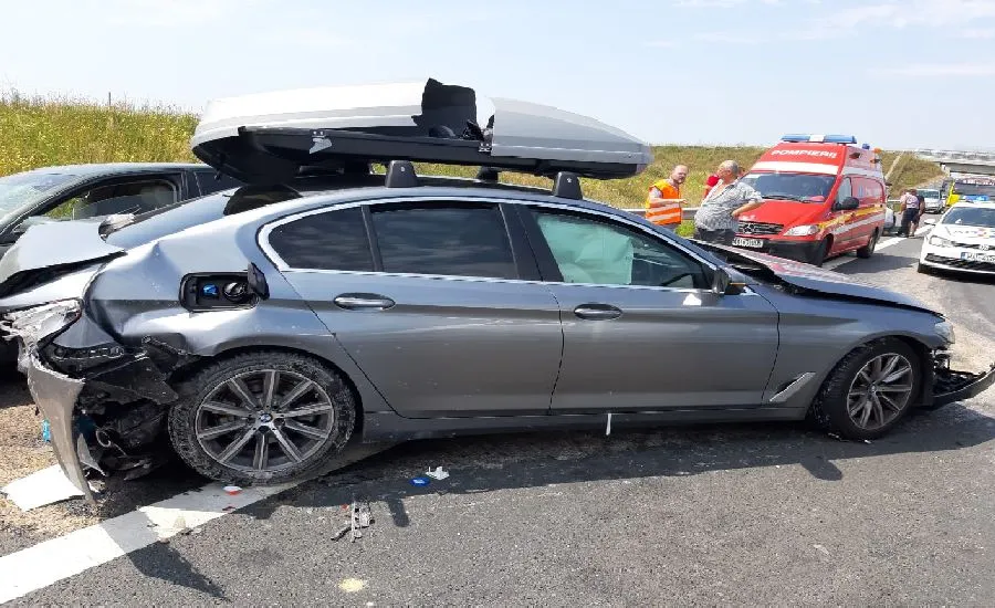 Două accidente pe autostradă în apropiere de Timișoara. Mașini răsturnate și distruse și oameni răniți