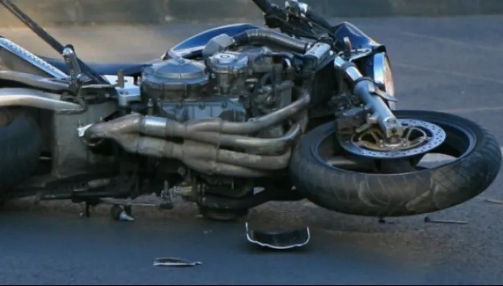 Un motociclist a ajuns la spital după ce a fost lovit de un șofer neatent