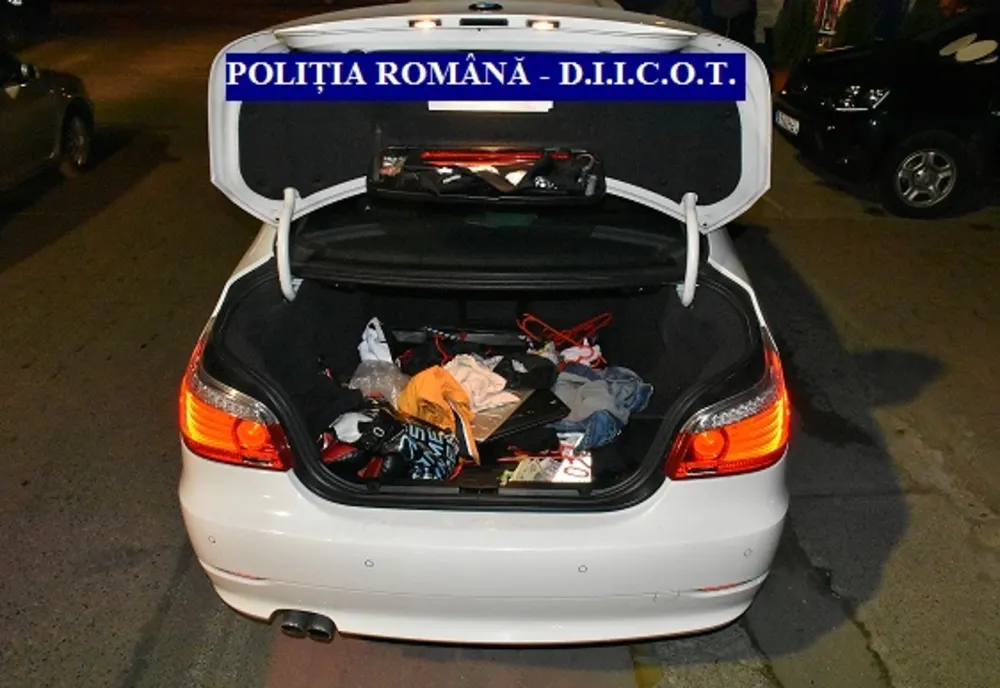 Arad:  AUDIO Circa 1.000 de pastile ecstasy, cannabis și peste 18.000 lei, descoperiți în mașina unui șofer drogat din Arad