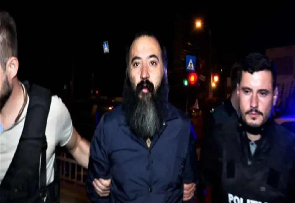 Bărbatul care a înjunghiat doi tineri la film, în mall, eliberat din arest