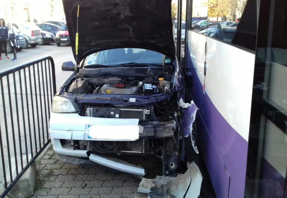 Mașină proiectată  într-o stație de tramvai. Oameni răniți