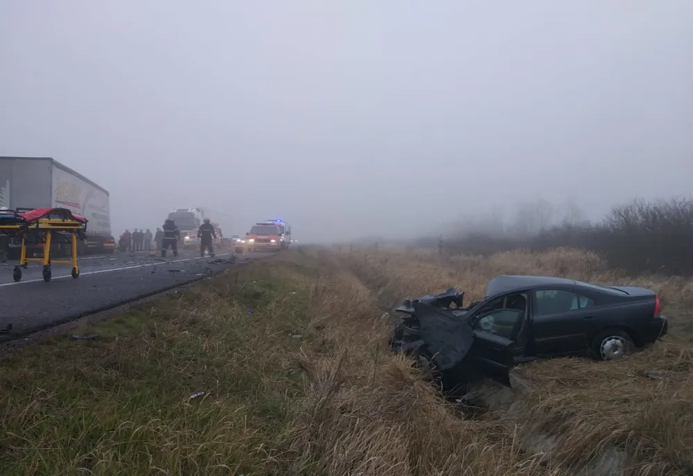 Accident: s-au ciocnit un autoturism și un TIR