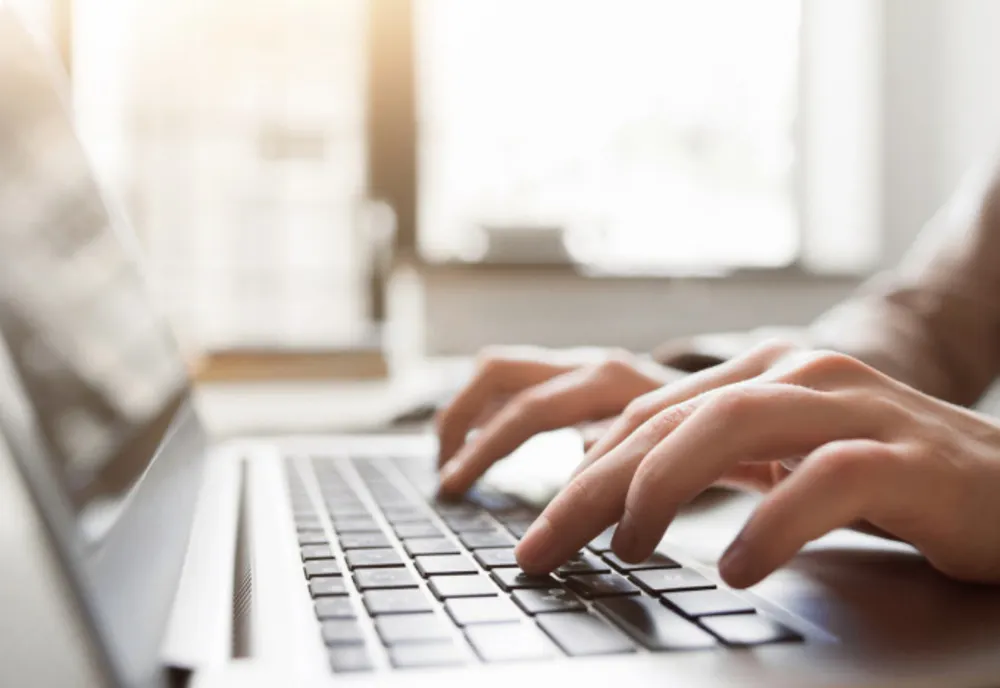 Pervers prins de polițiști după ce căuta victime copii pe Internet