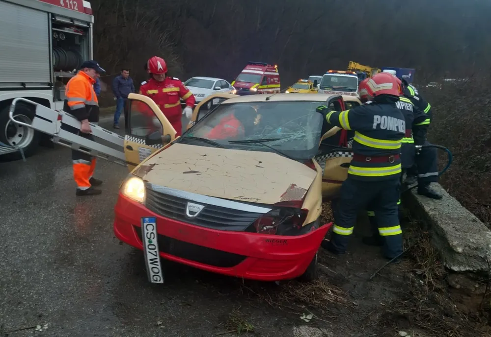 Un taxi din Bocșa s-a înfipt într-un cap de pod pe DN 58 B,o persoană a rămas încarcerată FOTO