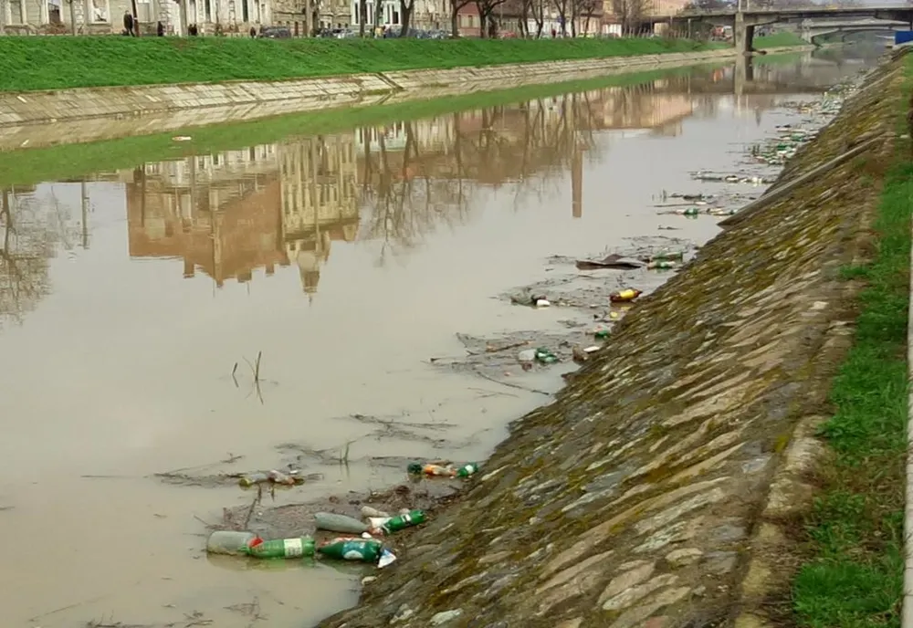 Bega, mai curată. O mare cantitate de deșeuri a fost scoasă din apă