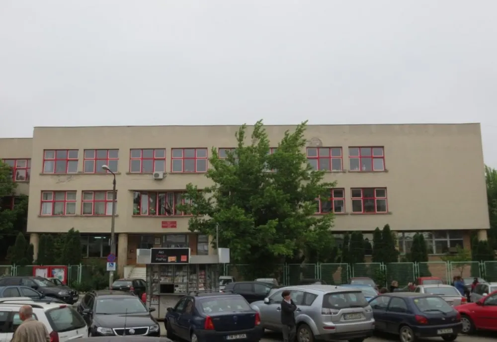 Școală aglomerată, extinsă cu două corpuri de clădire
