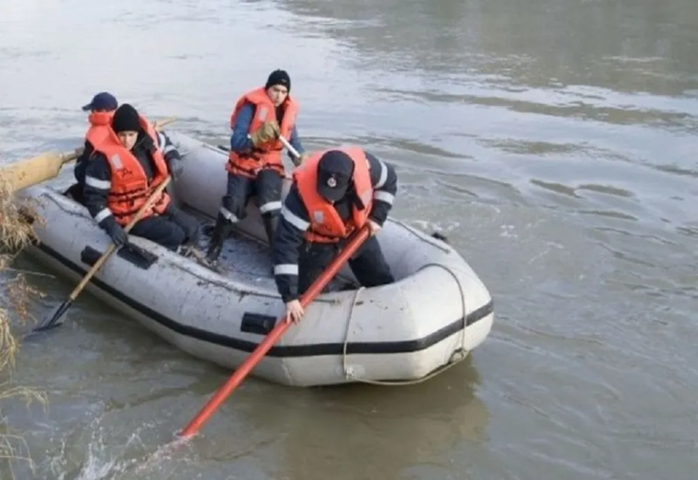 Tânăr de 25 de ani mort într-un lac din satul Soca, județul Timiș: a intrat în apă să se răcorească și nu a mai putut ieși la suprafață
