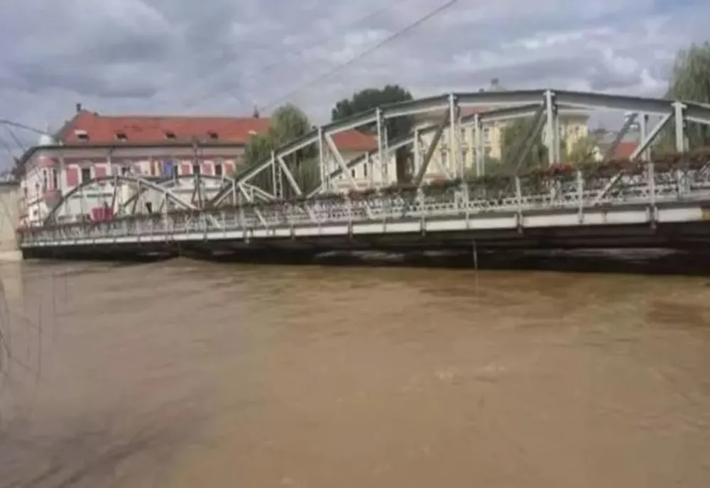 S-a rupt digul, în Timiș, după o viitură de proporții istorice
