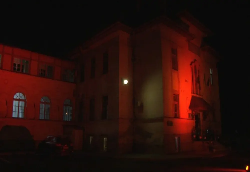 Baloane portocalii și iluminat artistic în aceeași culoare la două dintre marile spitale din oraș