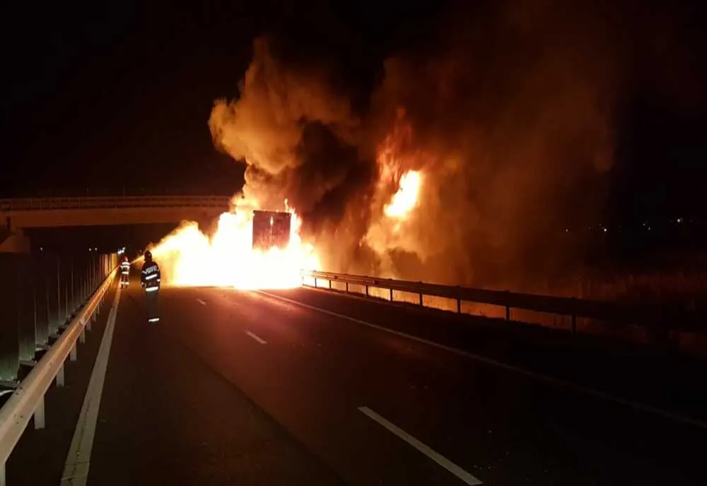Un camion plin cu lemne a luat foc pe Autostrada A1. Circulația în zonă, întreruptă
