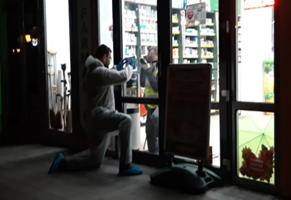Jaf ca în filme la o benzinărie din Timiș. Într-un minut și sub amenințarea cutitului, au prădat locul