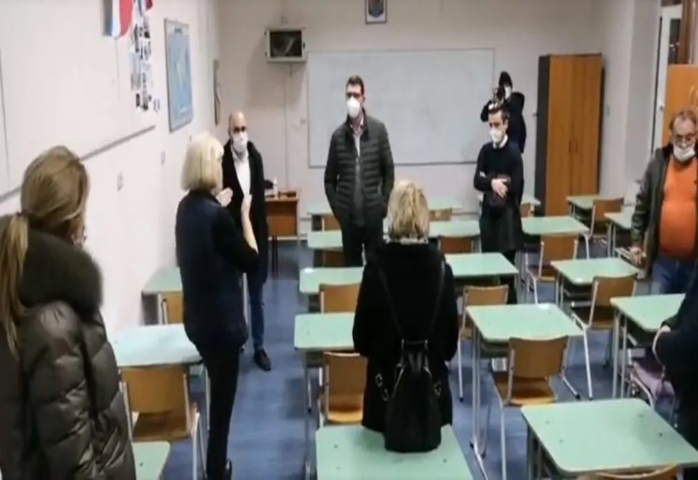 Revoltă la școala din comuna timişeană Dumbrăviţa. Părinții și profesorii nu vor schimbarea directorului unității de învățământ