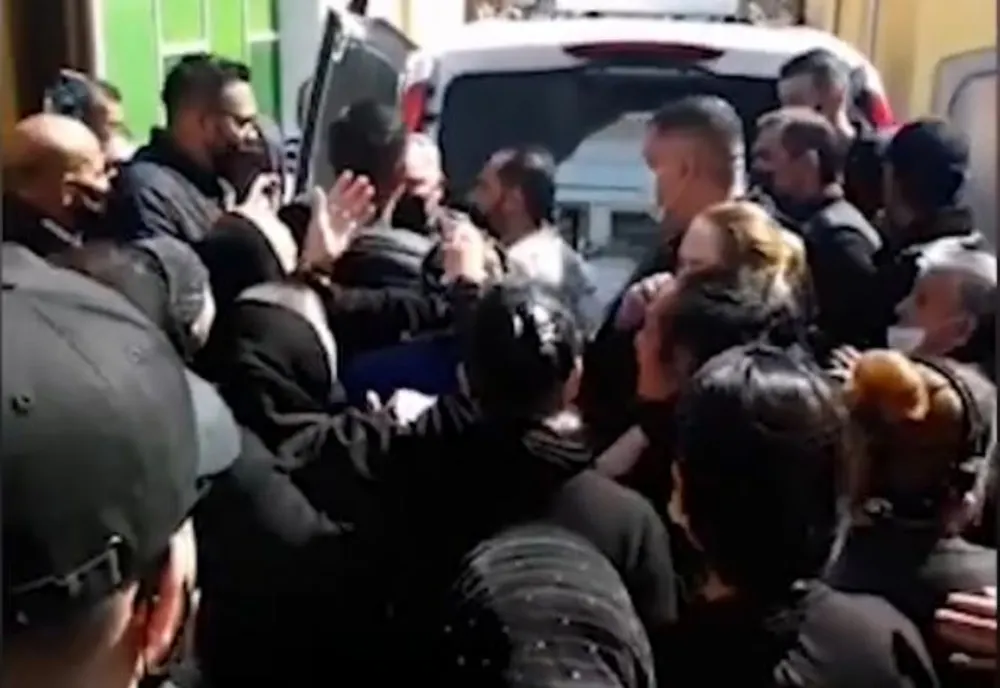 Înmormântare cu zeci de participanți, lângă Timișoara. S-a lăsat cu amenzi