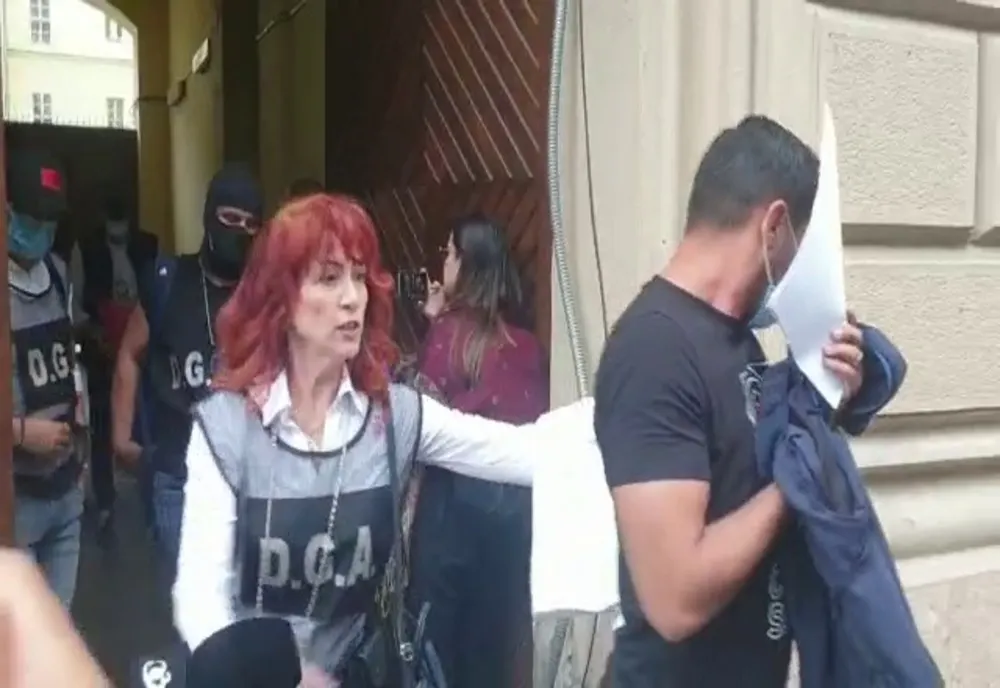 Polițiștii de la înmatriculări auto anchetați pentru că ar fi luat mită, reținuți pentru 24 de ore