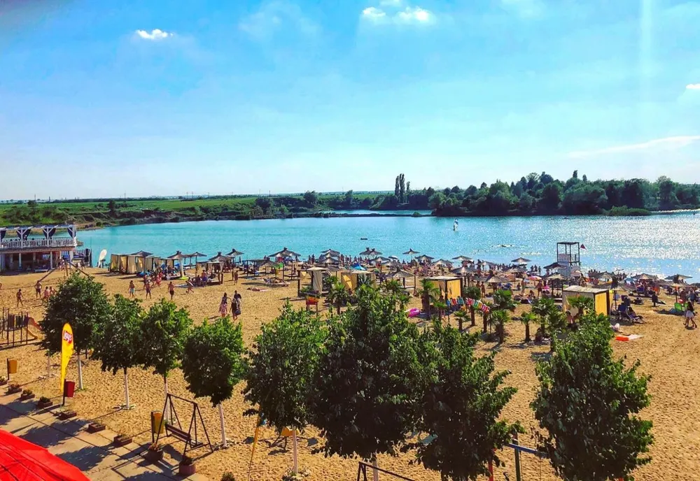 Litoralul vestului: lacul de la Ghioroc, destinație de scăldat pentru cei din zonă