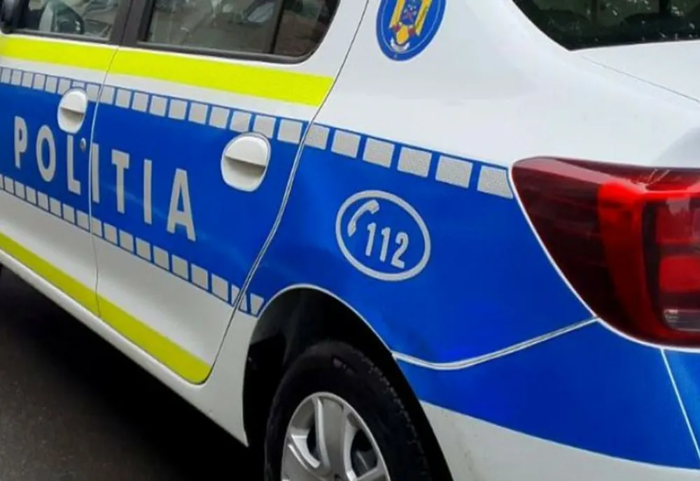 Polițiști alertați de un taximetrist în mașina căruia doi bărbați se jucau cu o armă