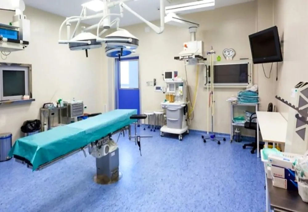 Un barbat a luat foc pe masa de operatie. Interventia rapida a medicilor a facut ca omul sa nu sufere arsuri grave 