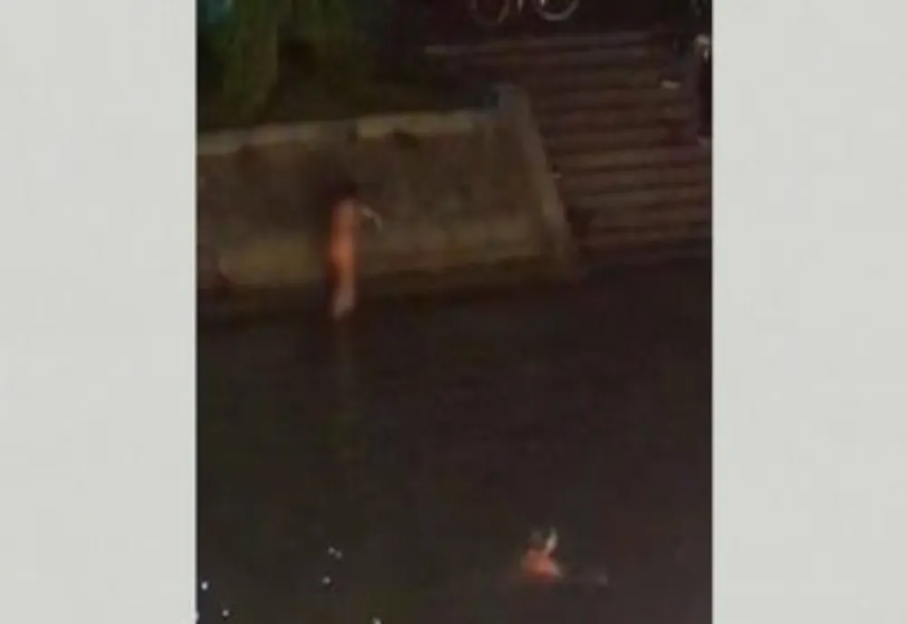 Tinere dezbrăcate, filmate în timp ce fac baie în Bega, în zona centrală a Timișoarei - VIDEO