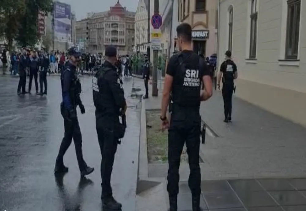 ALERTĂ cu bombă la un liceu din centrul Timișoarei! Zeci de elevi au fost evacuați