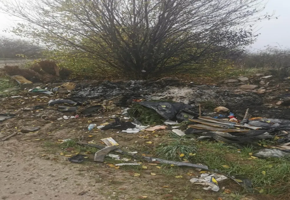 Bărbat amendat după ce a fost prins aruncând deșeuri pe câmp