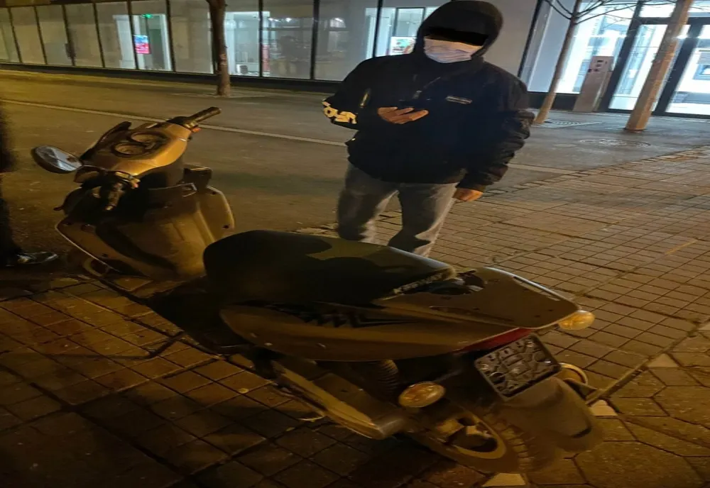 Vietnamez prins circulând cu mopedul în Piața Victoriei din Timișoara, zonă pietonală de multă vreme