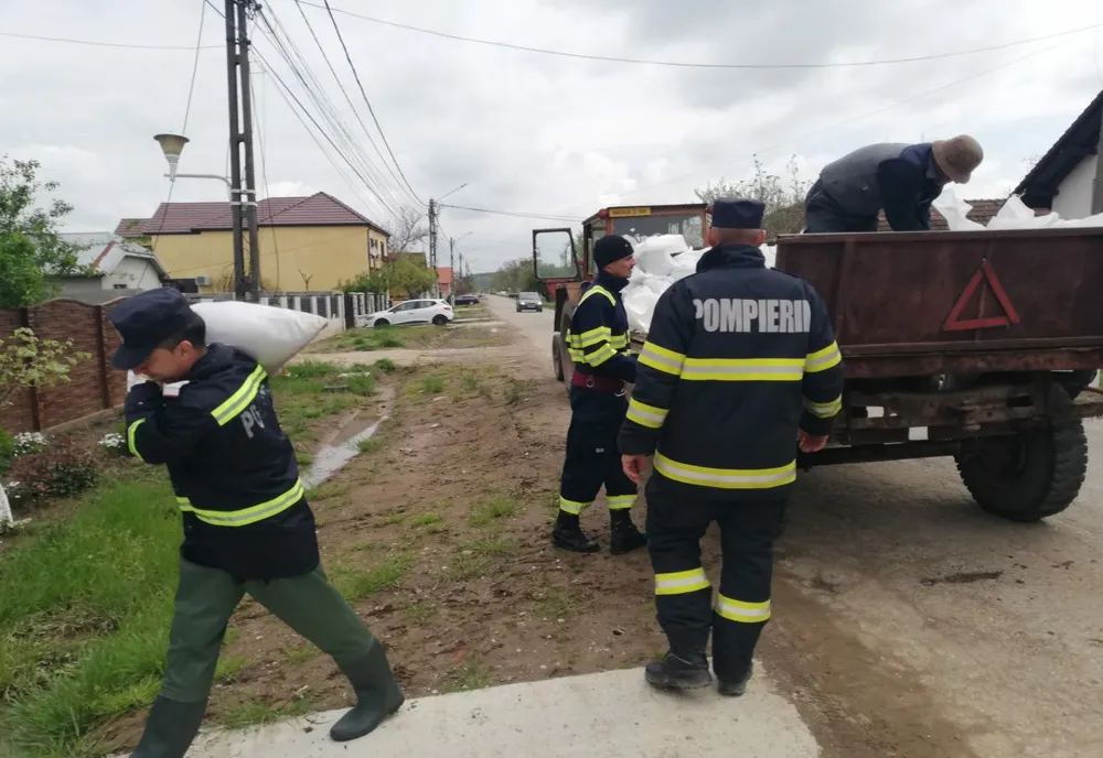 Intervenţie de consolidare cu saci de nisip a digului pe Bârzava de la Gătaia