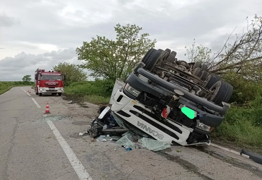 Accident cumplit în județul Timiș: șofer strivit în cabina unei automacarale, după ce utilajul s-a răsturnat pe șosea