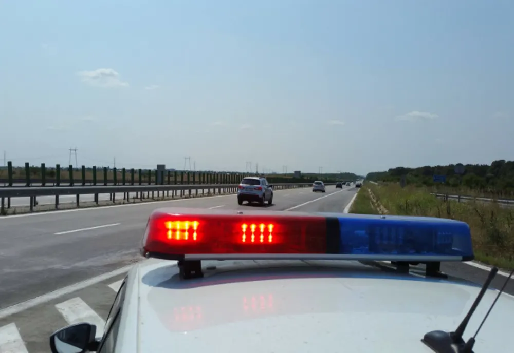  Cu 216 kilometri la oră pe autostradă. Polițiștii au prins mai mulți șoferi care au depășit cu mult limita admisă