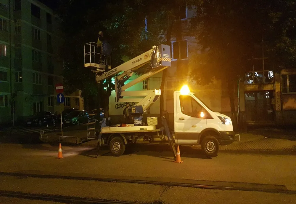 Operațiunea "Ghilotina", de tăiere a cablurilor care încarcă stâlpii din Timișoara, continuă