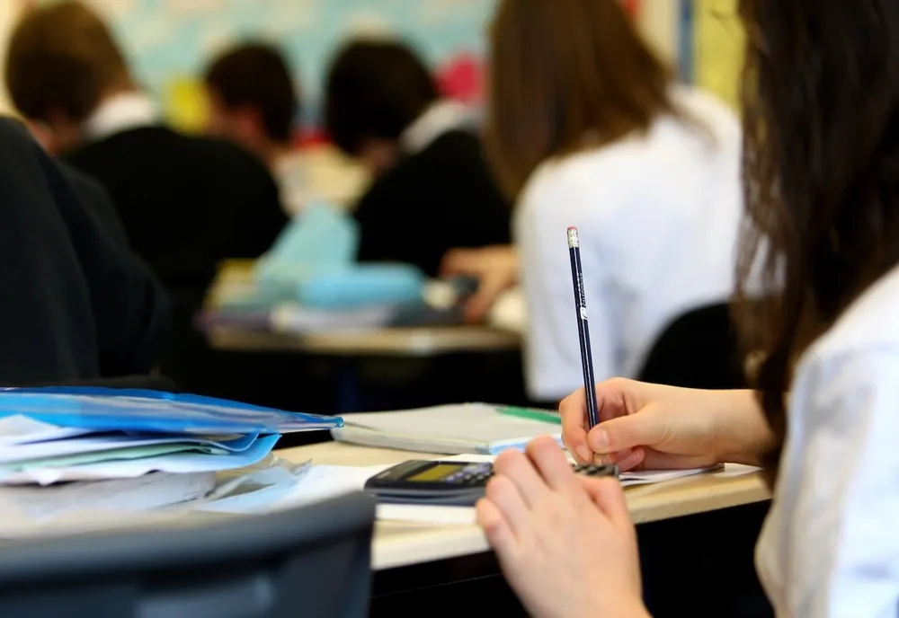Vești bune pentru elevi! Ministerul Educaţiei a virat banii pentru bursele şcolare, pe septembrie şi octombrie