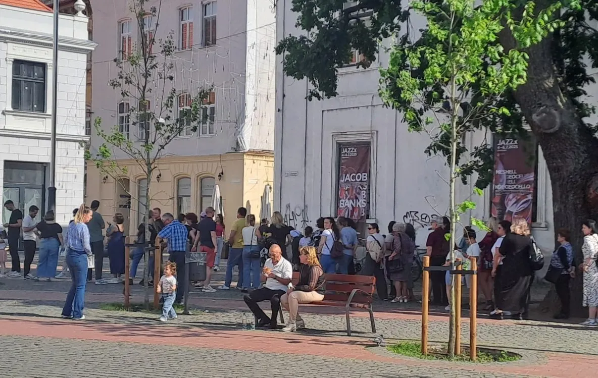ALEGERI PREZIDENȚIALE ȘI...COADĂ LA ÎNGHEȚATĂ ÎN CENTRUL ORAȘULUI. S-A VOTAT SAU S-A VOTAT SĂ SE MEARGĂ LA ÎNGHEȚATĂ