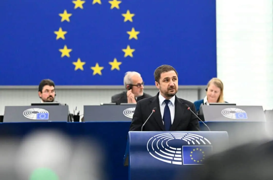 ADRIAN AXINIA (AUR): " BAGAJE DE MÂNĂ GRATUITE LA COMPANIILE LOW COST ȘI COMPENSAȚII RAPIDE PENTRU ÎNTÂRZIERI"