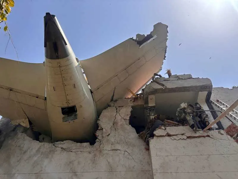 Groază în India: un avion cu peste 100 de oameni s-a prăbușit în apropiere de Mumbai