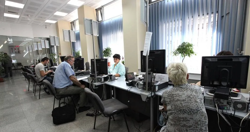 STATUL SE UMFLĂ CU 120.000 DE BUGETARI, IAR ECONOMIA SE SUFOCĂ