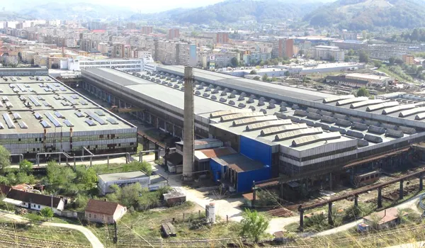 INDUSTRIA ROMÂNEASCĂ ÎNGROAPĂ TRADIȚIA: UCM REȘIȚA, LĂSATĂ SĂ MOARĂ ÎN TĂCERE