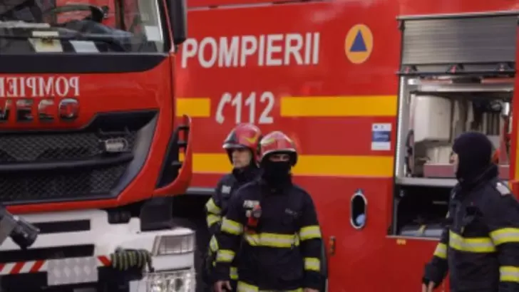 Incendiu devastator în Săptămâna Mare. O biserică de lemn din Timiş a ars în totalitate