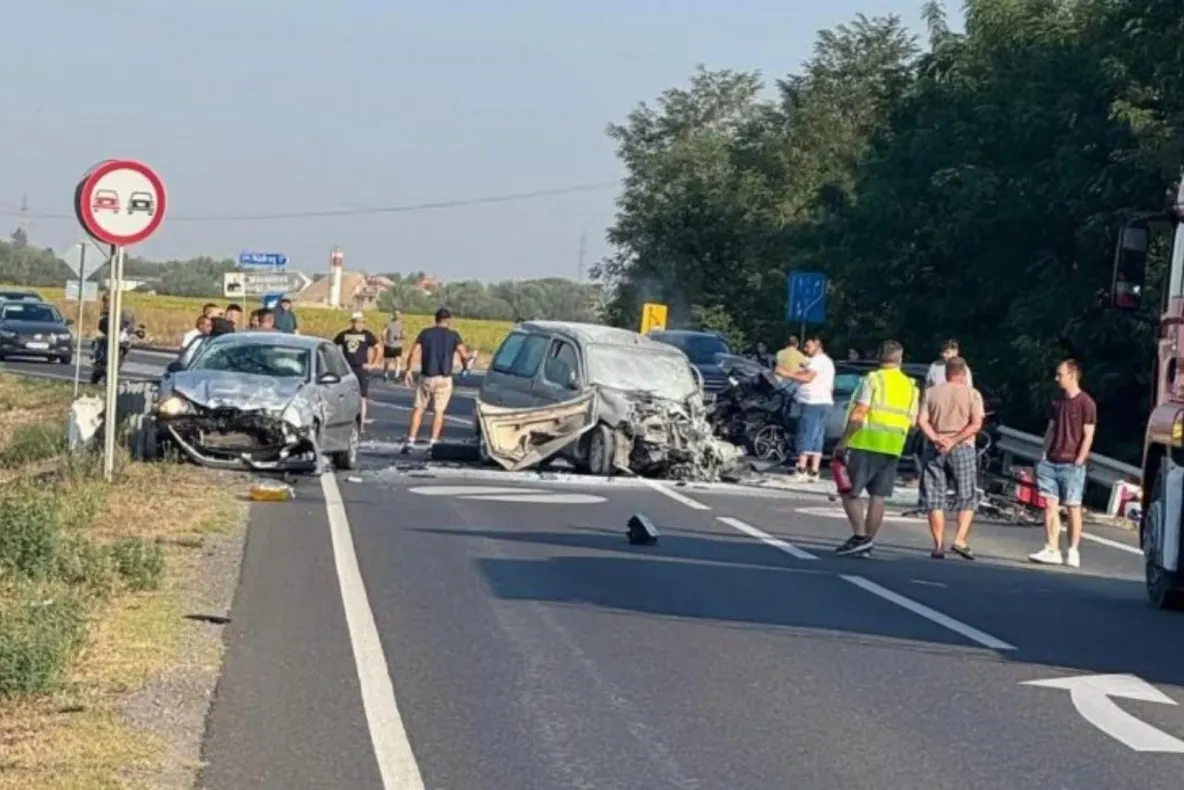 Carambol cu trei maşini în judeţul Timiş. Un bărbat a murit, iar alte şase persoane au fost rănite. A fost solicitat elicopterul SMURD-FOTO